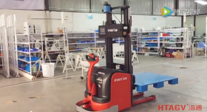 青島海通機(jī)器人激光智能叉車AGV自動(dòng)堆垛舉升應(yīng)用