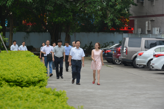 蕪湖市副市長(zhǎng)曹哨兵等領(lǐng)導(dǎo)一行蒞臨拓野機(jī)器人參觀考察