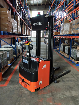 激光導(dǎo)航舉升叉車(chē)