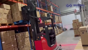  尋跡智行機器人前移堆高叉車R20，窄通道高位存取，助力知名醫(yī)藥企業(yè)智能化出入庫