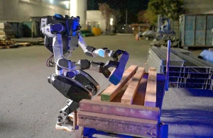 Noble Machines帶著Moby人形機(jī)器人隱身而出