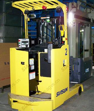 新松夾抱搬運型LGV